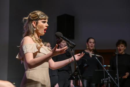 Deklica s piščalko-51